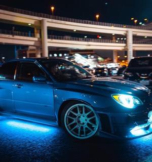 晚上停在停车场的一辆蓝色汽车