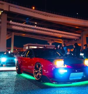 夜间在街上行驶的一群汽车