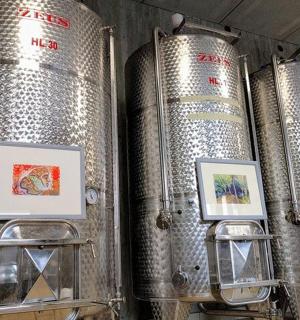 房间里摆放着一堆银桶，上面画着照片