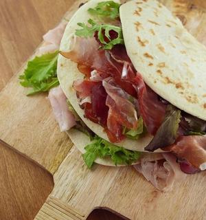 放在木砧板上的三明治