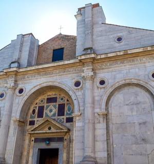 一座有两座塔楼的老教堂