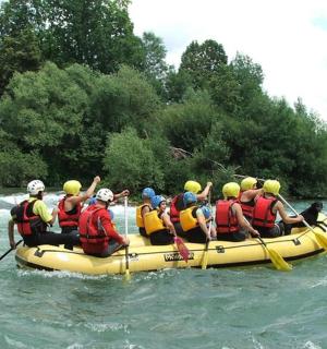 skupina lidí na voru na řece