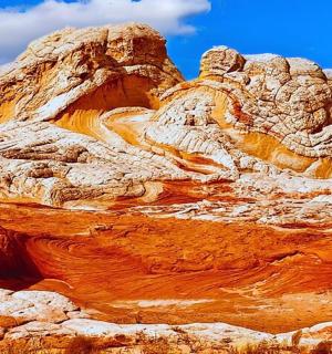 skalní útvar v poušti pod modrou oblohou