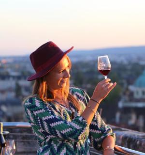 一位女士举着一杯酒