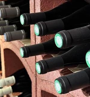 一堆酒瓶排成一排