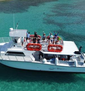 skupina lidí na lodi ve vodě