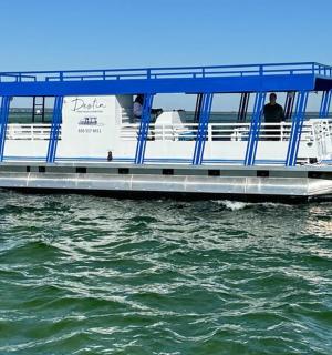 modrobílá loď na vodě