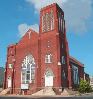 一座带有钟楼的大型红砖建筑