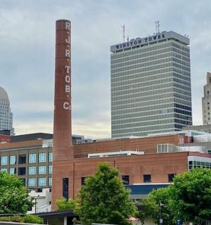 城市中一座有两座高塔的大楼