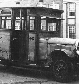 一辆停在建筑物前的旧巴士