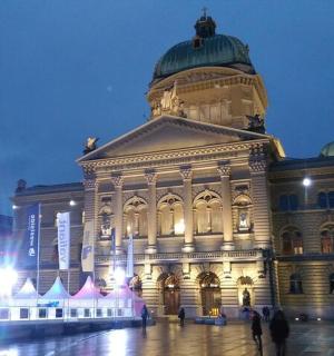 夜晚顶部有圆顶的大楼