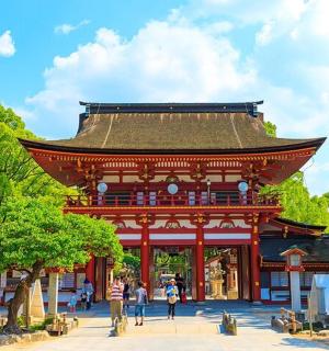 ein asiatischer Tempel mit Menschen, die davor spazieren