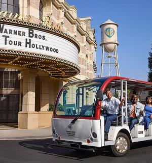 一群人骑着高尔夫球车在一栋建筑物前