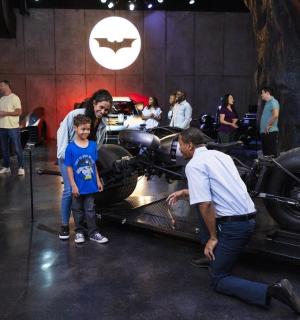 一群人围着一辆蝙蝠侠汽车