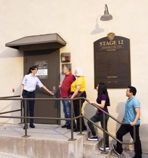 一群人站在建筑物外面