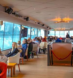 一群人坐在餐厅里