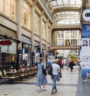 ein paar Leute gehen durch ein Einkaufszentrum