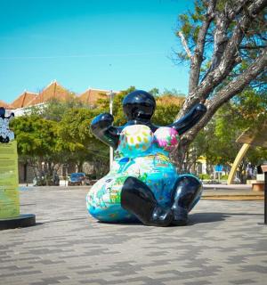 一尊坐在地上的女人雕像