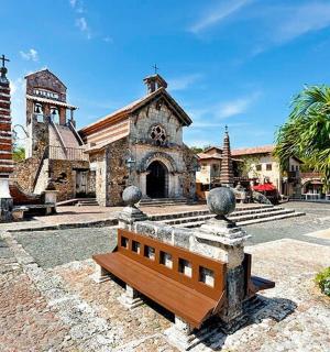כנסייה עם ספסל מול בניין