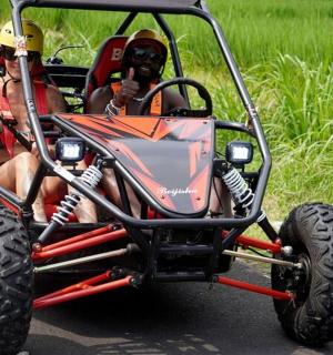 dva lidé v tříkolovém vozidle na silnici