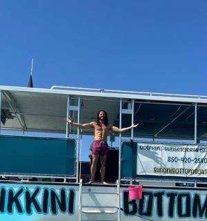 žena stojící na boku lodi