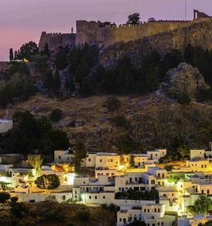 山顶上有一座城堡的小镇