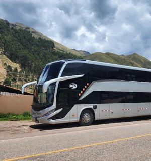 一辆黑白巴士停在路边