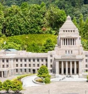 一座顶部有塔楼的大楼