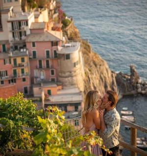 一对男女站在阳台上眺望大海