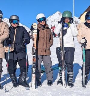 一群滑雪者在雪中摆姿势拍照