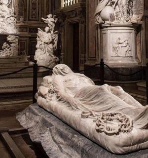 建筑物中某个房间里的女性雕像