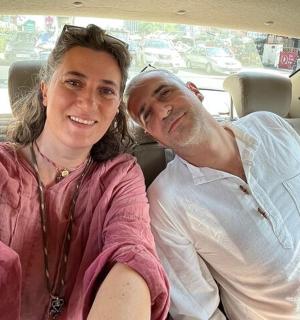 一名男子和一名女子坐在车里