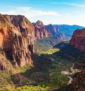 Una vista de un cañón con un río en él.