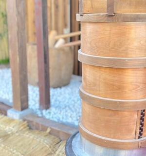 栅栏旁边的一堆木桶