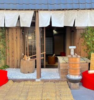 一座带有舞台的建筑，前面有红色隔板