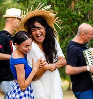 eine Frau und ein Mann, die Akkordeon spielen, und eine Frau mit einem Musiker