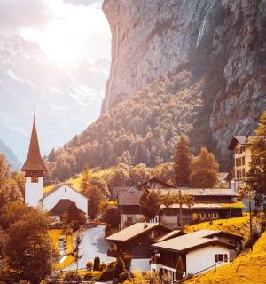 malá vesnice v horách s kostelem