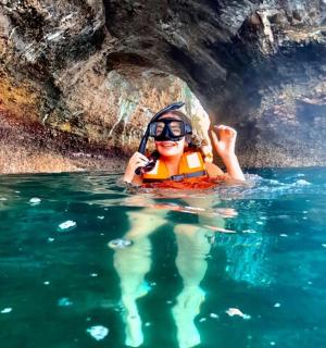 seseorang di dalam air semasa bercakap di telefon bimbit