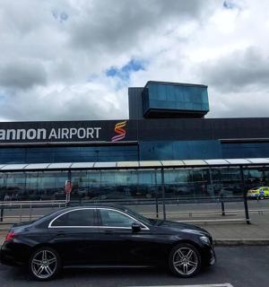 černé auto zaparkované na parkovišti před budovou