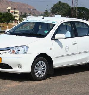 一辆白色汽车停在停车场