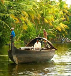 一群人在水上的船上