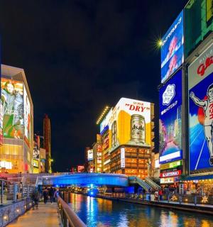 夜晚的城市，有河流和建筑物