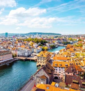 pohled na město s řekou a budovami