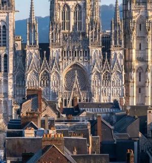 大教堂及其前建筑物的图像