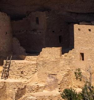 stará kamenná budova v poušti