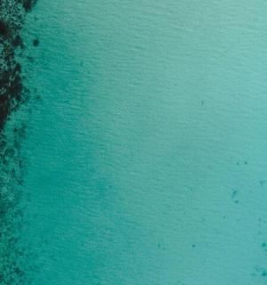 Una vista aérea de un gran cuerpo de agua