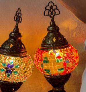 dvě barevné skleněné vázy stojící na stole