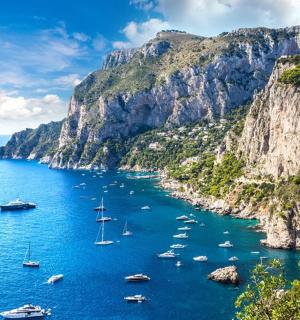 skupina lodí ve velké vodní ploše