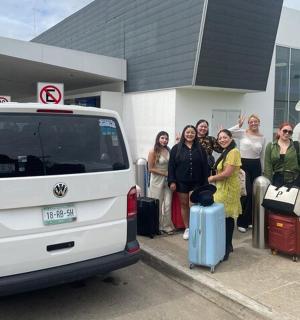 一群妇女站在一辆白色货车旁边