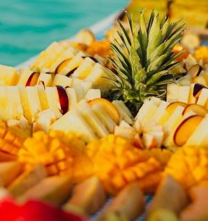 桌上的一盘奶酪和水果